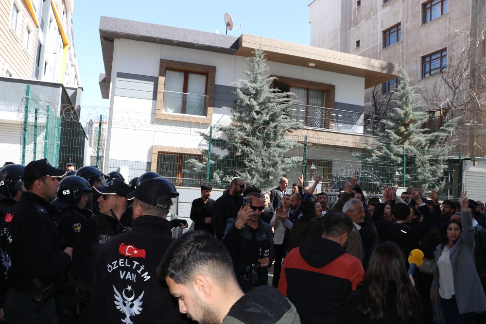 Van DEM Parti binası önünde Abdullah Zeydan protestosu: 'Kayyumlar bizi yıldıramaz'