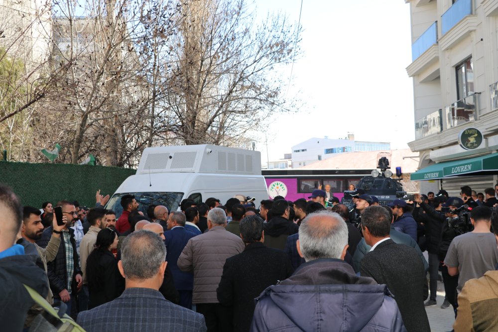 Van DEM Parti binası önünde Abdullah Zeydan protestosu: 'Kayyumlar bizi yıldıramaz'