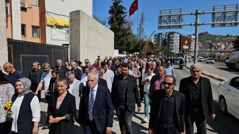 Mardin'de Ahmet Türk mazbatasını aldı, Van için yola çıktı: 'Hukuksuzluk devam ettiği sürece susmayacağız'