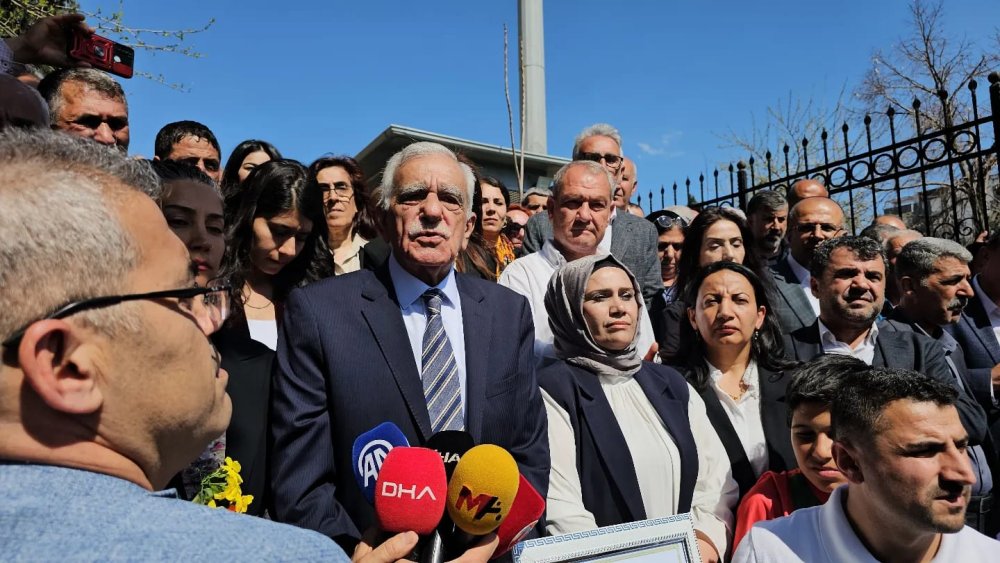 Mardin'de Ahmet Türk mazbatasını aldı, Van için yola çıktı: 'Hukuksuzluk devam ettiği sürece susmayacağız'