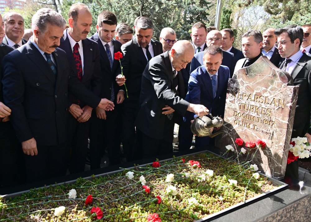 MHP lideri Bahçeli'den Alparslan Türkeş'in mezarına ziyaret