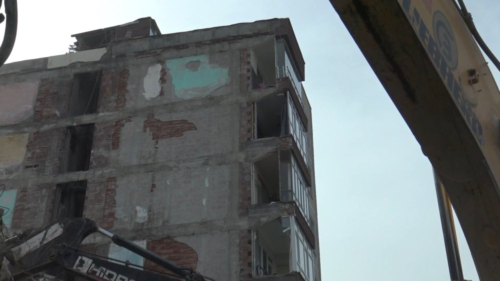 Yıkılan binanın bitişiğindeki apartmanın balkon duvarının olmadığı ortaya çıktı