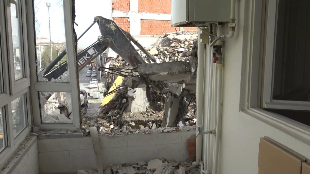 Yıkılan binanın bitişiğindeki apartmanın balkon duvarının olmadığı ortaya çıktı