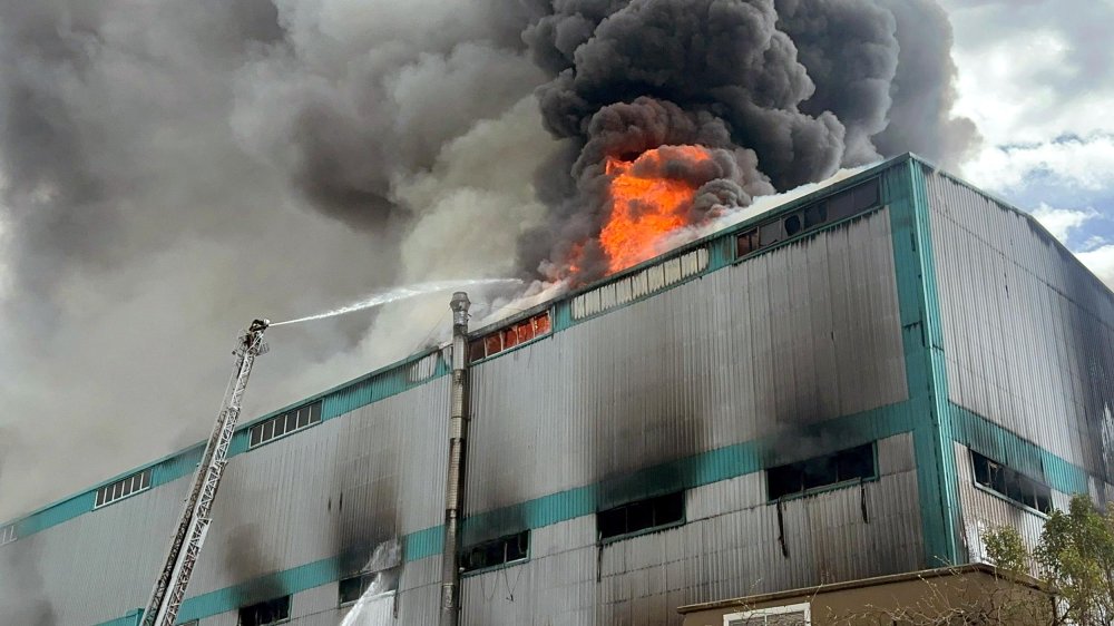 Tekirdağ'da fabrikada büyük yangın: Alevler her yeri sardı, zaman zaman patlamalar yaşanıyor