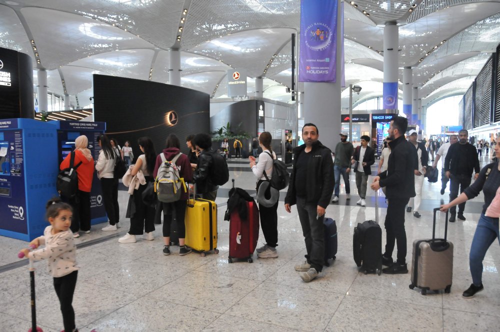 İstanbul Havalimanı'nda bayram tatili yoğunluğu: Kontrol noktalarında kuyruk oluştu