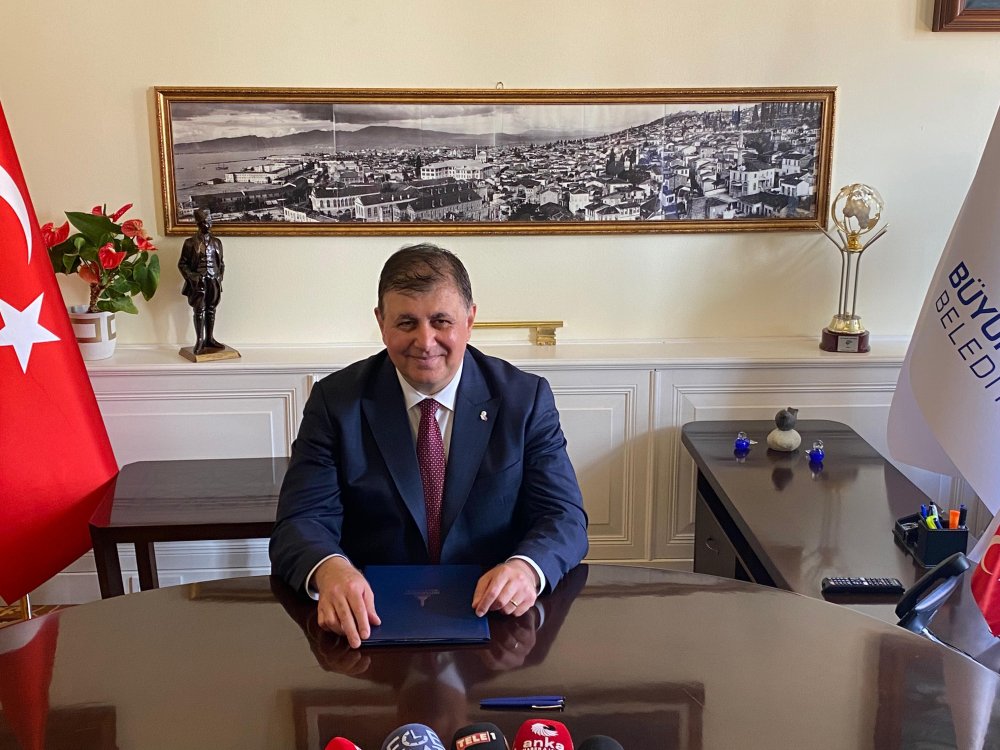 İzmir Büyükşehir Belediyesi'nde devir teslim: Cemil Tugay, Tunç Soyer'den görevi devraldı