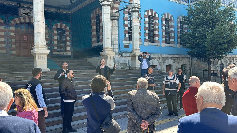 Kütahya'da oyların yeniden sayımında arbede: Polis geniş güvenlik önlemi aldı
