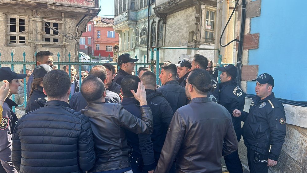 Kütahya'da oyların yeniden sayımında arbede: Polis geniş güvenlik önlemi aldı