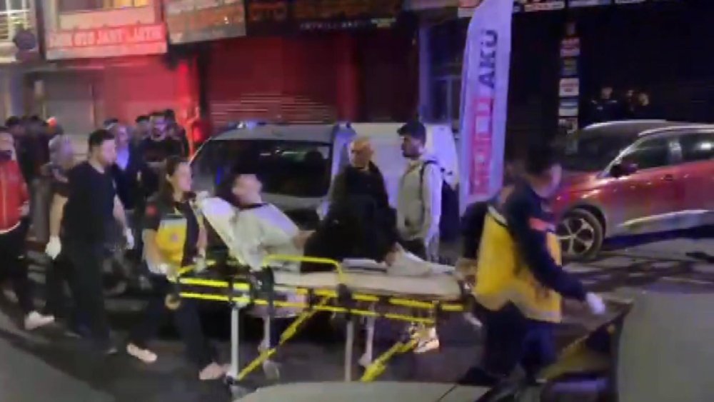 İstanbul'da hafif ticari araç park halindeki otomobile çarptı