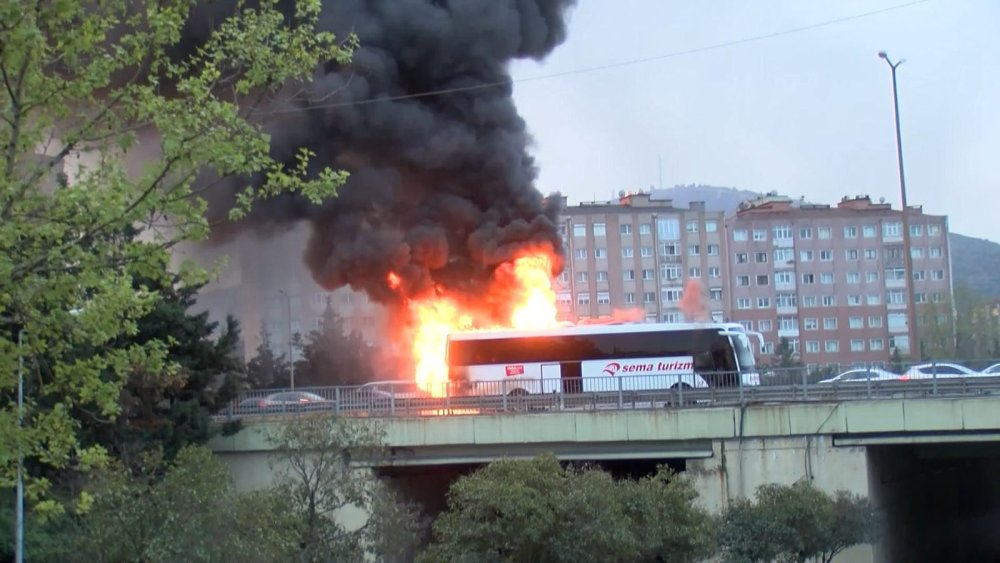 Ümraniye'de yolcu otobüsünde yangın çıktı