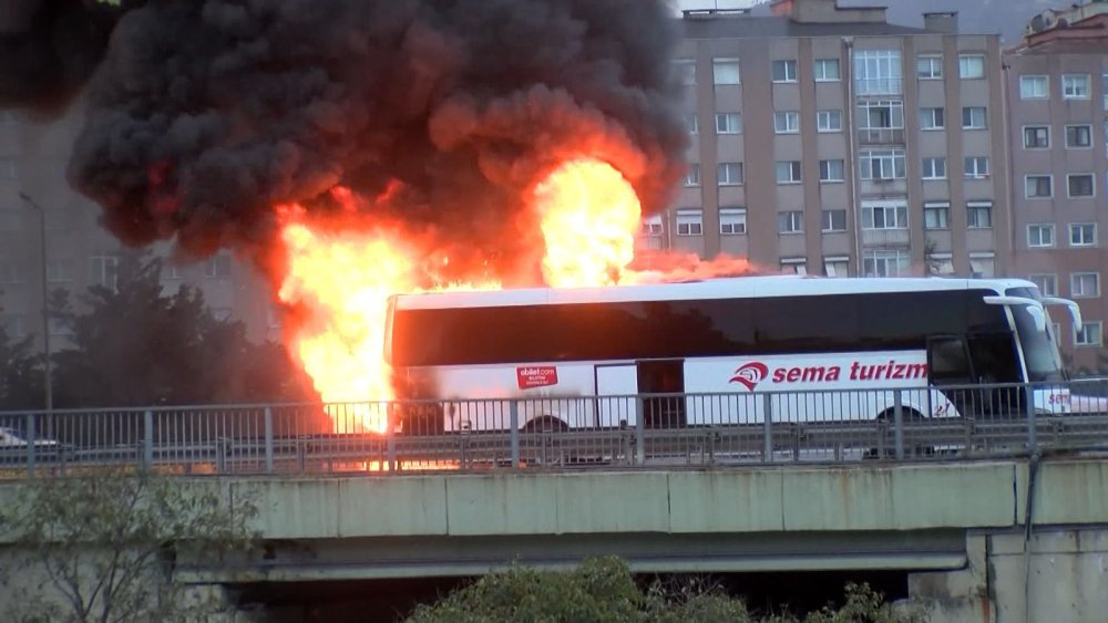 Ümraniye'de yolcu otobüsünde yangın çıktı