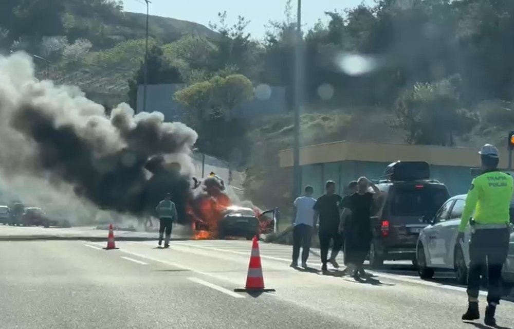 Seyir halindeki otomobil otoyolda alev alev yandı!