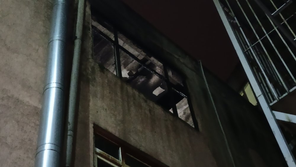 İş merkezindeki dairede yangın paniği: Camlar patladı, 2 kişi kendini zor kurtardı