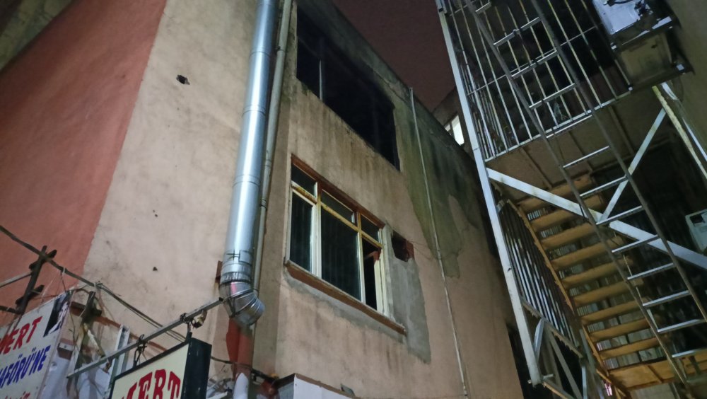 İş merkezindeki dairede yangın paniği: Camlar patladı, 2 kişi kendini zor kurtardı