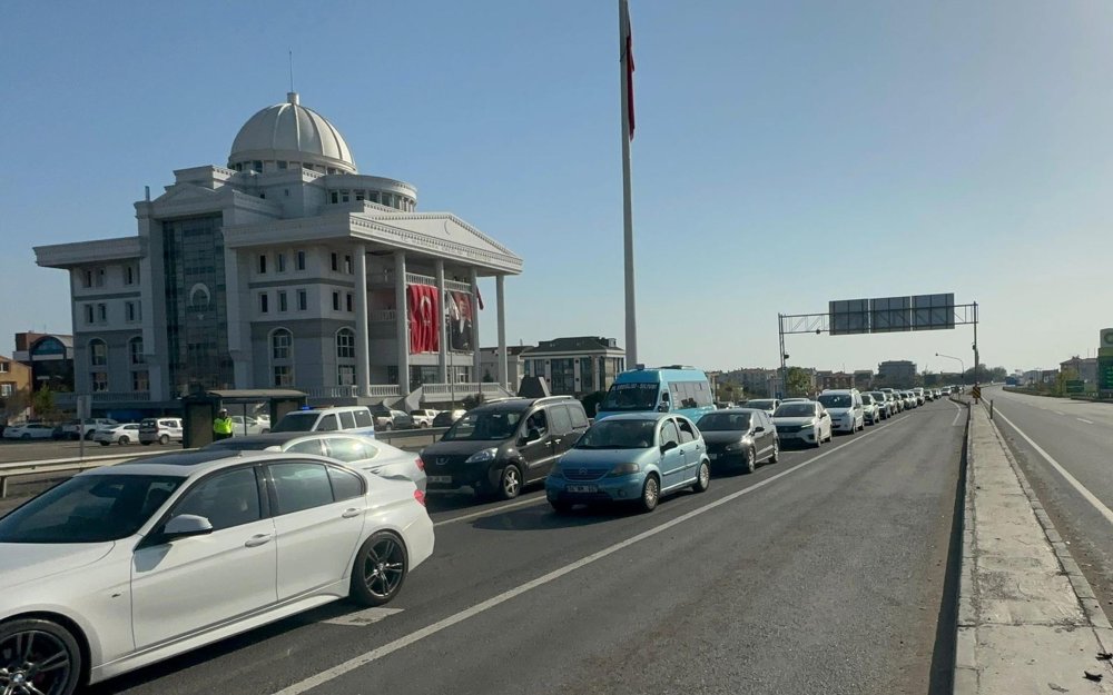 Bayramın son gününde İstanbul'a dönüş trafiği: Uzun araç kuyrukları oluştu
