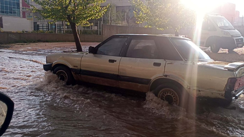 Gaziantep'i sağanak vurdu: Cadde ve sokaklar suyla doldu