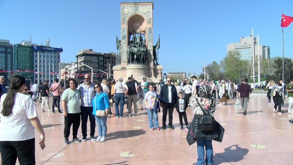 Taksim Meydanı ve İstiklal Caddesi'nde insan seli