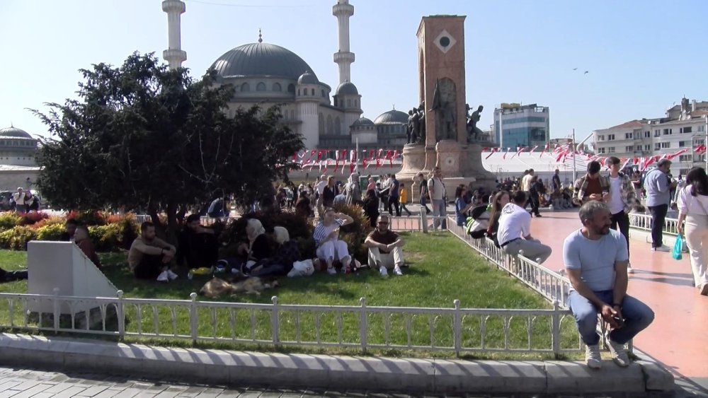 Taksim Meydanı ve İstiklal Caddesi'nde insan seli
