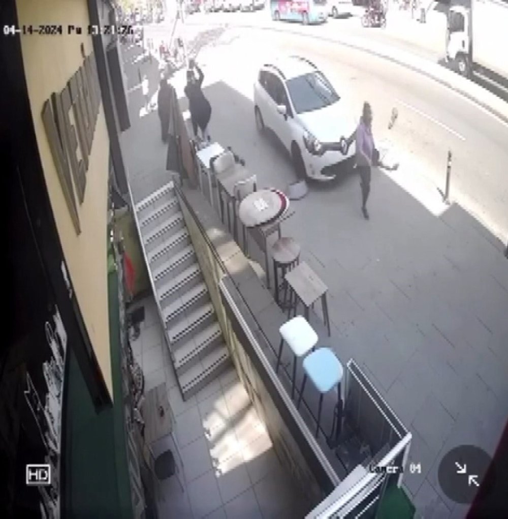 Otomobil, kaldırımda yürüyen kadına çarptı!