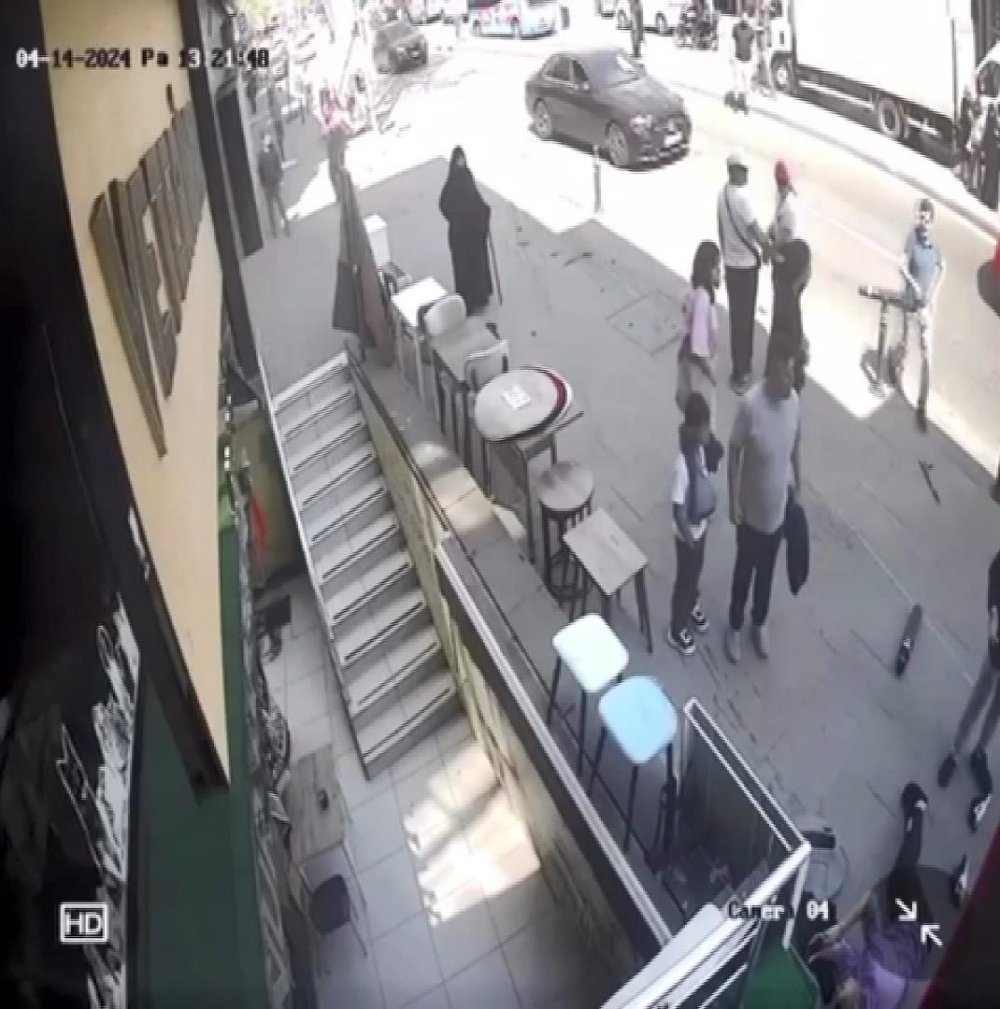 Otomobil, kaldırımda yürüyen kadına çarptı!