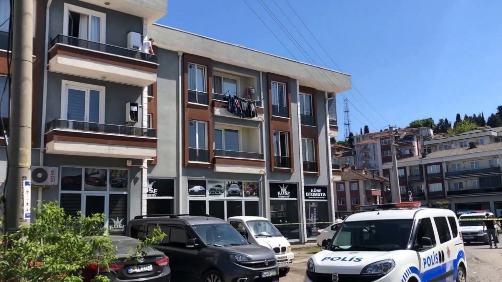 Sakarya'da oto galeriye ateş açıldı, 2 kişi yaralandı