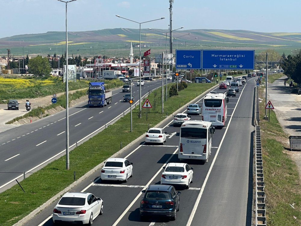 Tatilcilerin İstanbul'a dönüş yolculuğunda yoğunluk yaşanıyor