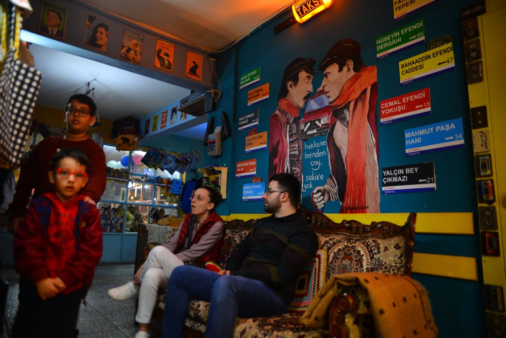'Nostalji kafe' ziyaretçilerini 90'lara götürüyor