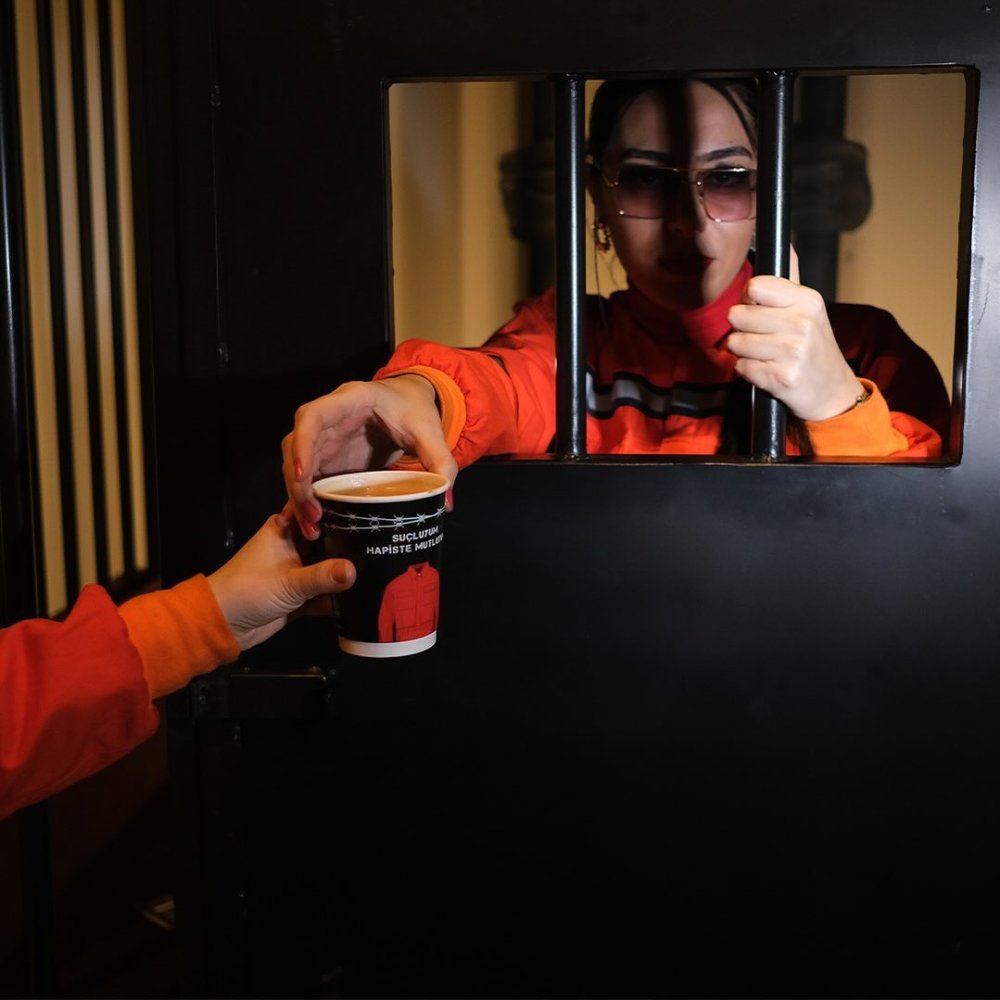 Hapishane konseptli kafede garsonlar gardiyan kıyafetiyle servis yapıyor