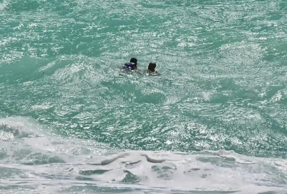 Dev dalgalara aldırış etmeyip denize girdi: İmdadına 'insansız cankurtaran robotu' yetişti