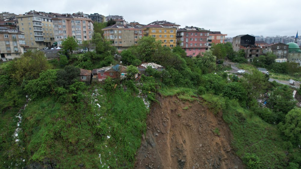 Gaziosmanpaşa'da toprak kaymasının yaşandığı alan havadan görüntülendi