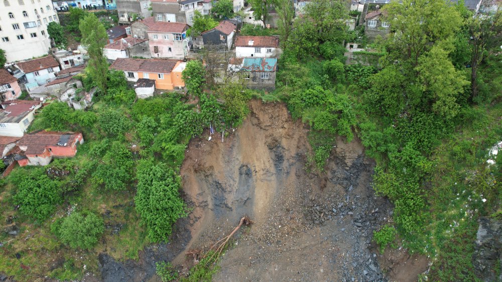 Gaziosmanpaşa'da toprak kaymasının yaşandığı alan havadan görüntülendi