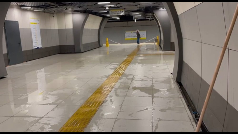 İstanbul'da yağmur etkili oluyor: Yenibosna Metro İstasyonu'nu su bastı