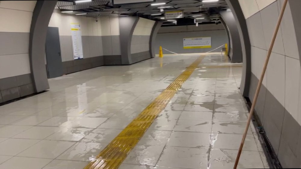 İstanbul'da yağmur etkili oluyor: Yenibosna Metro İstasyonu'nu su bastı