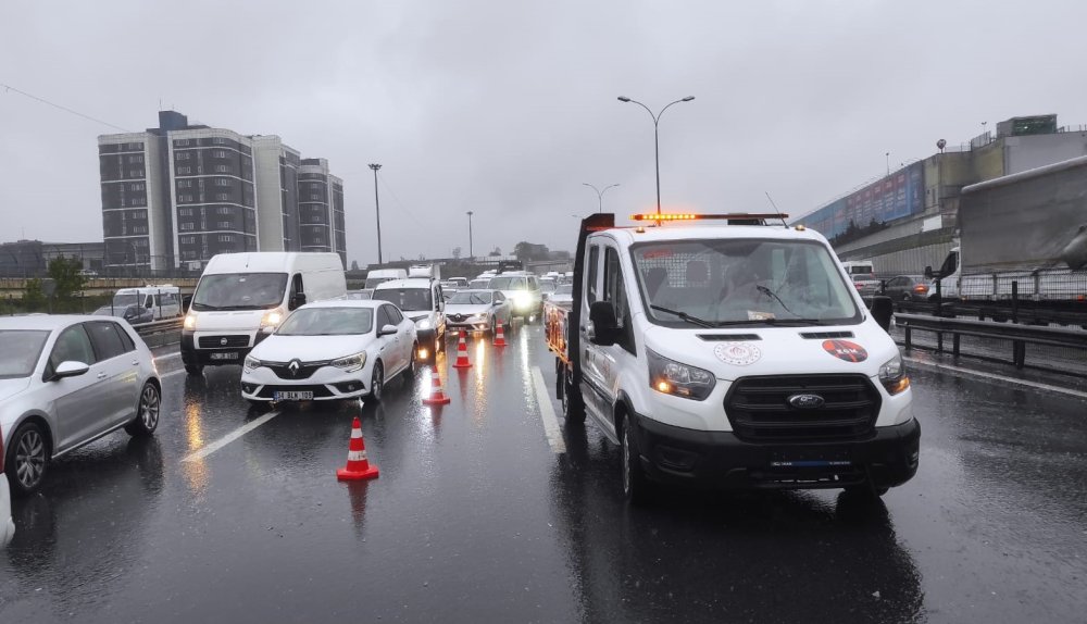 TEM Otoyolu'nu kilitleyen kaza: Yaralılar var, uzun araç kuyrukları oluştu