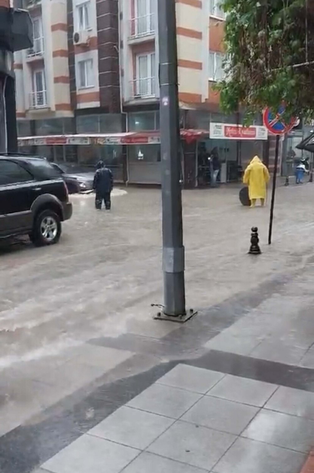 Çanakkale'de sağanak; cadde ve sokaklar suyla doldu