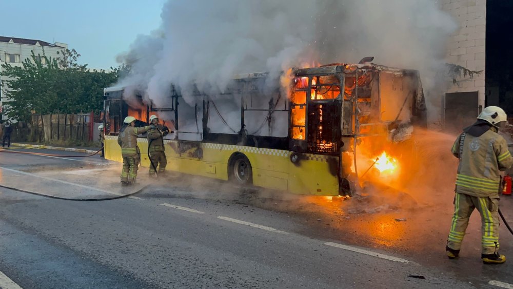 İstanbul Sultanbeyli’de İETT otobüsü alev alev yandı