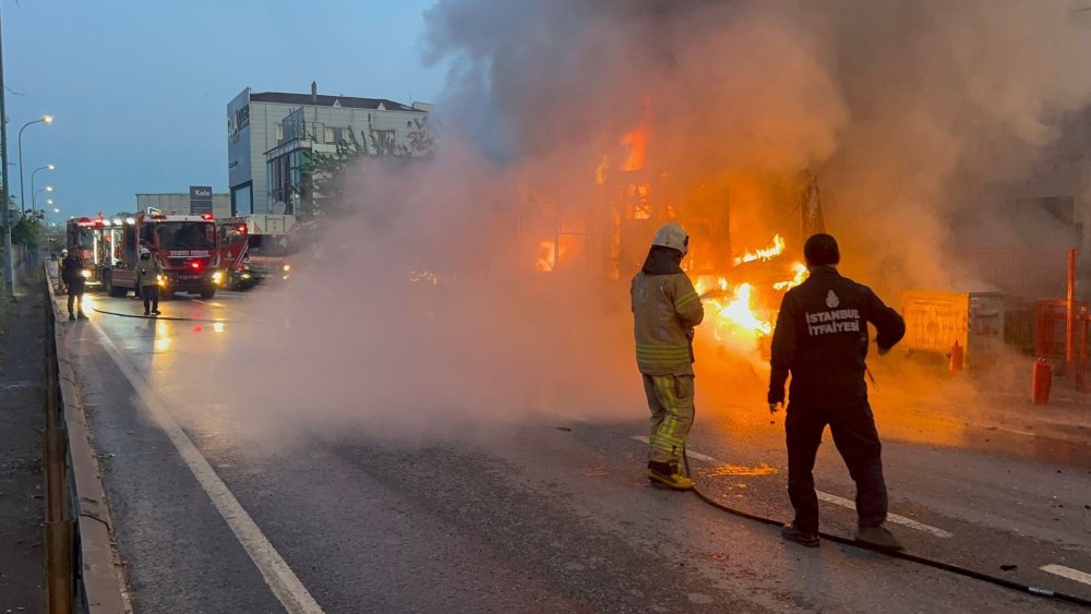 İstanbul Sultanbeyli’de İETT otobüsü alev alev yandı