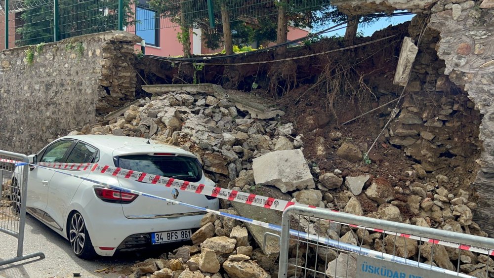 İstanbul Üsküdar’da sitenin duvarı iki otomobilin üzerine çöktü