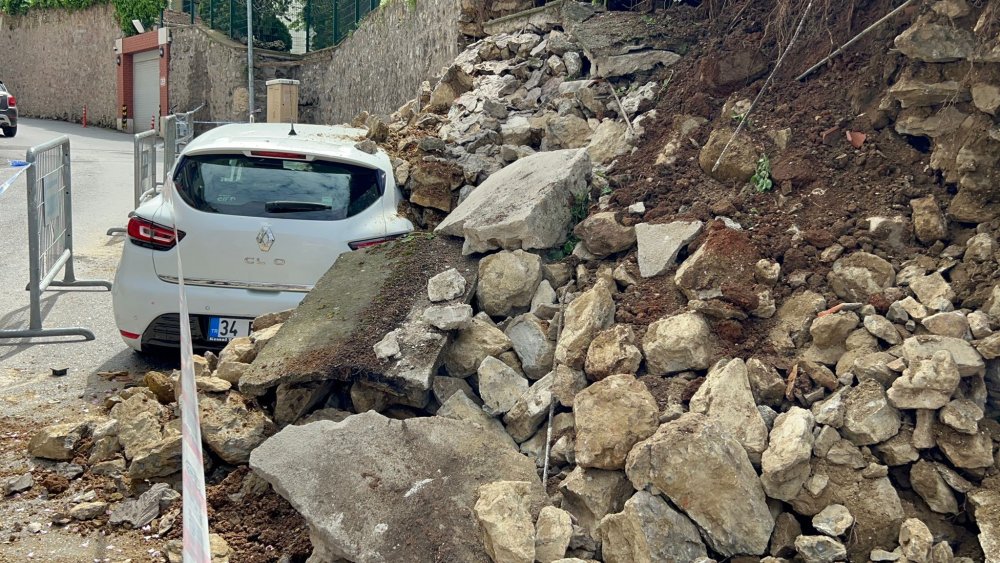 İstanbul Üsküdar’da sitenin duvarı iki otomobilin üzerine çöktü