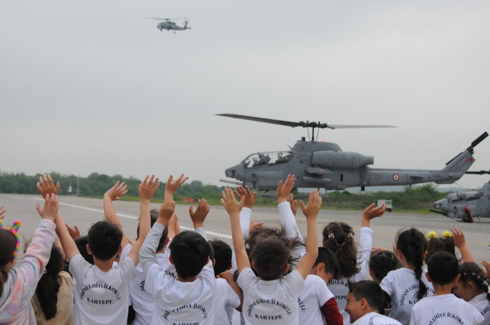 Öğrenciler, askeri helikopter ve uçak gösterilerini izleyip, kokpiti inceledi
