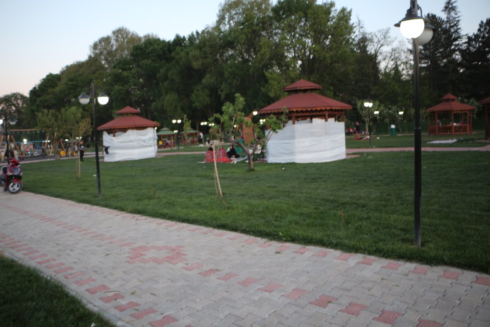 Tokat'taki depremin ardından vatandaşlar parklara çadır kurdu