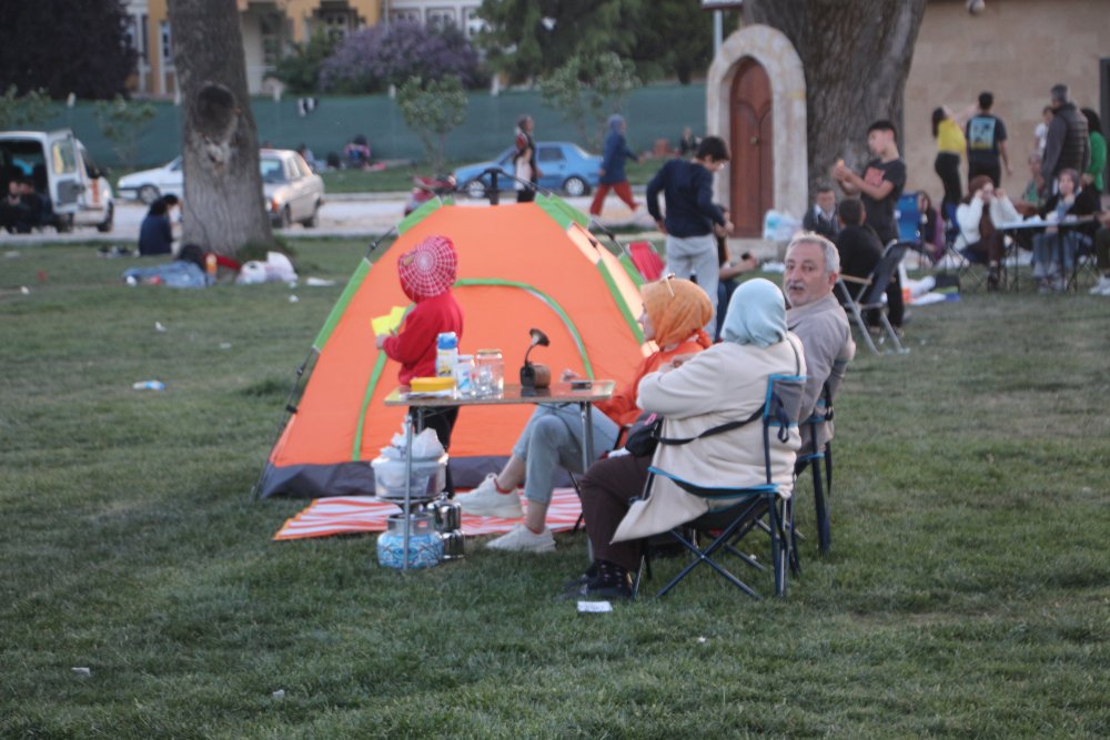 Tokat'taki depremin ardından vatandaşlar parklara çadır kurdu