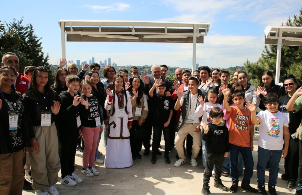 Türk dünyasından çocuklar Binali Yıldırım ile İstanbul'da buluştu