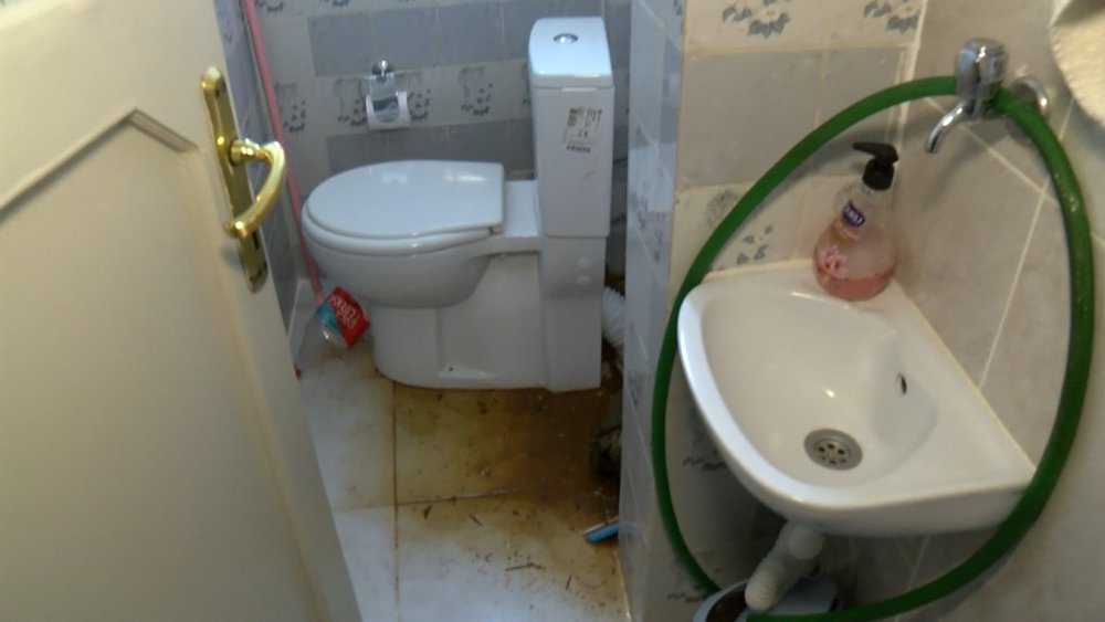 Ev sahibi kiracısının kanalizasyon giderini tıkadı iddiası