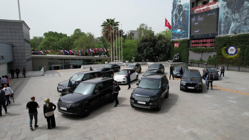 İstanbul’da lüks otomobil kaçakçılarına operasyon: Araçlar emniyette sergilendi