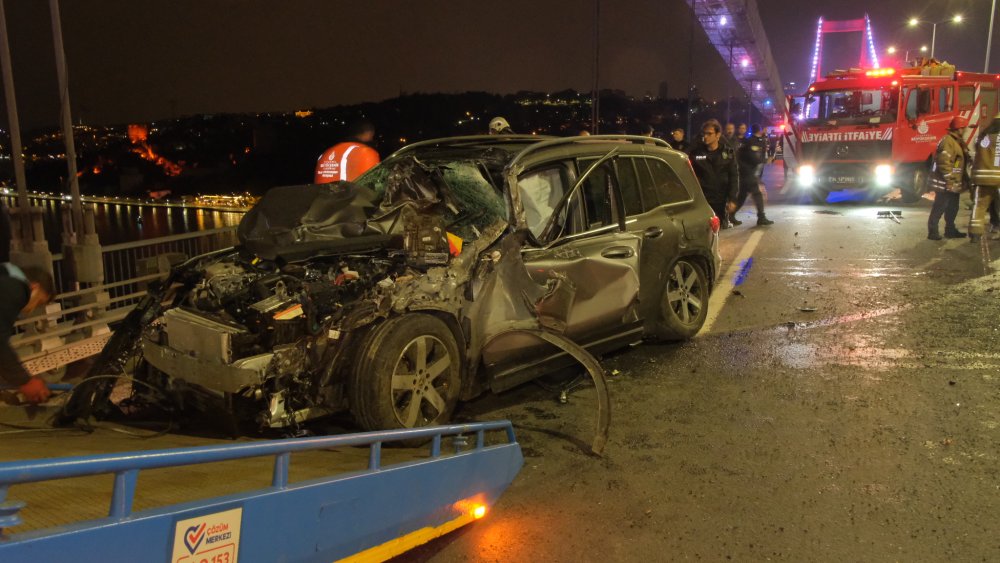 Köprüde feci kaza: Otomobille çarpışan kamyon devrildi