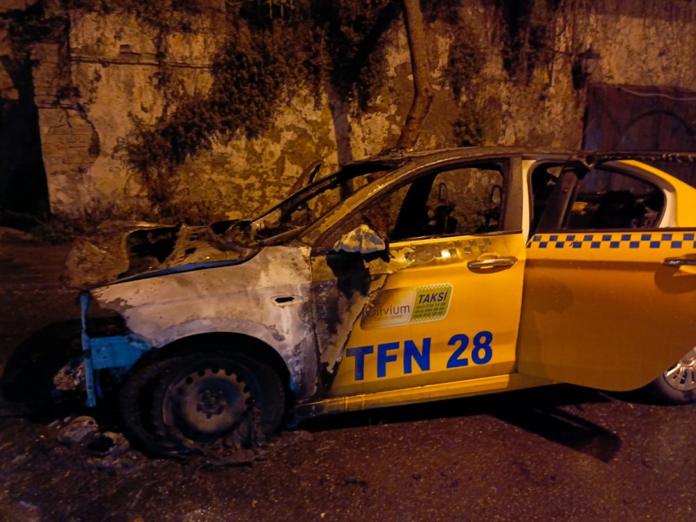 Seyir halindeki taksi alev alev yandı