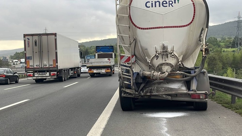Anadolu Otoyolu'nda soda dolu TIR'a otomobil çarptı