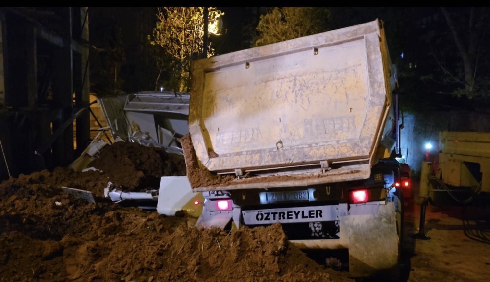 İnşaat işçisinin feci ölümü: Hafriyat kamyonunun altında kalarak can verdi