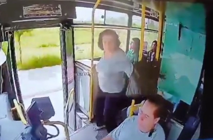 Kapısı açık ilerleyen yolcu otobüsünden düştü: O anlar kamerada